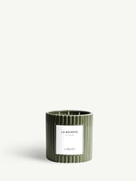 Bougie La Bohème grand format, pot cannelé en céramique vert olive