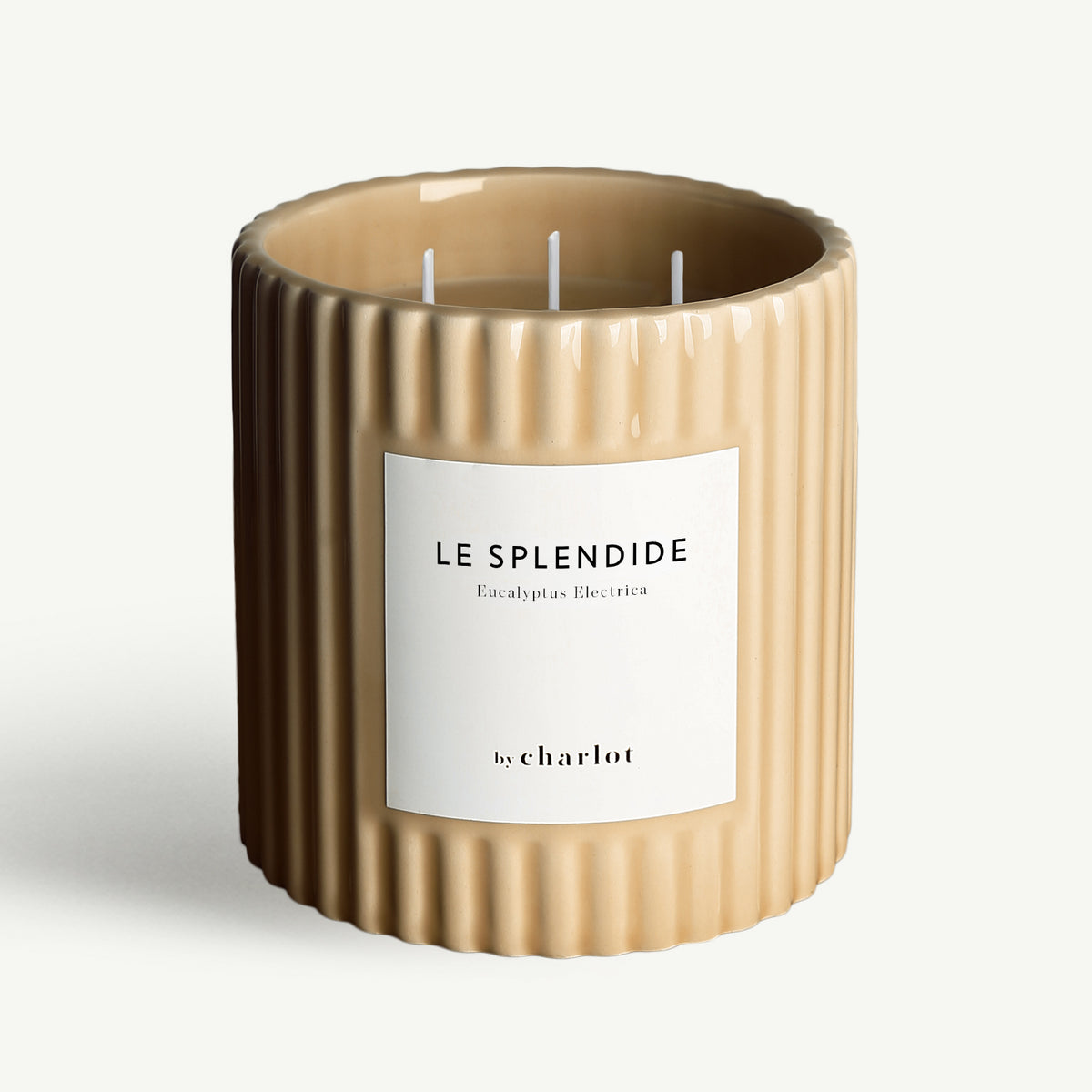 Bougie Le Splendide grand format, pot cannelé en céramique beige, vue rapprochée