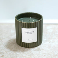 Bougie La Bohème grand format, pot cannelé vert olive posé sur un marbre
