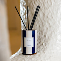 Diffuseur Le Poète, cloche rayée bleu marine et tiges de rotin