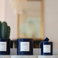 Bougies Le Poète en céramique bleu marine, à côté d'un cactus